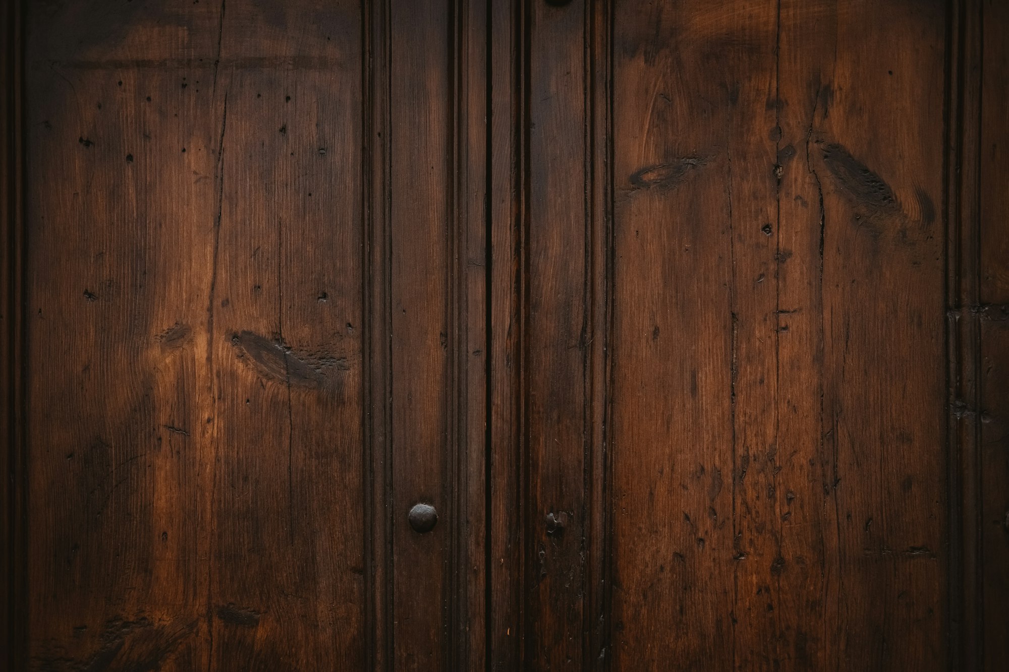 Puerta de madera maciza con veta marcada