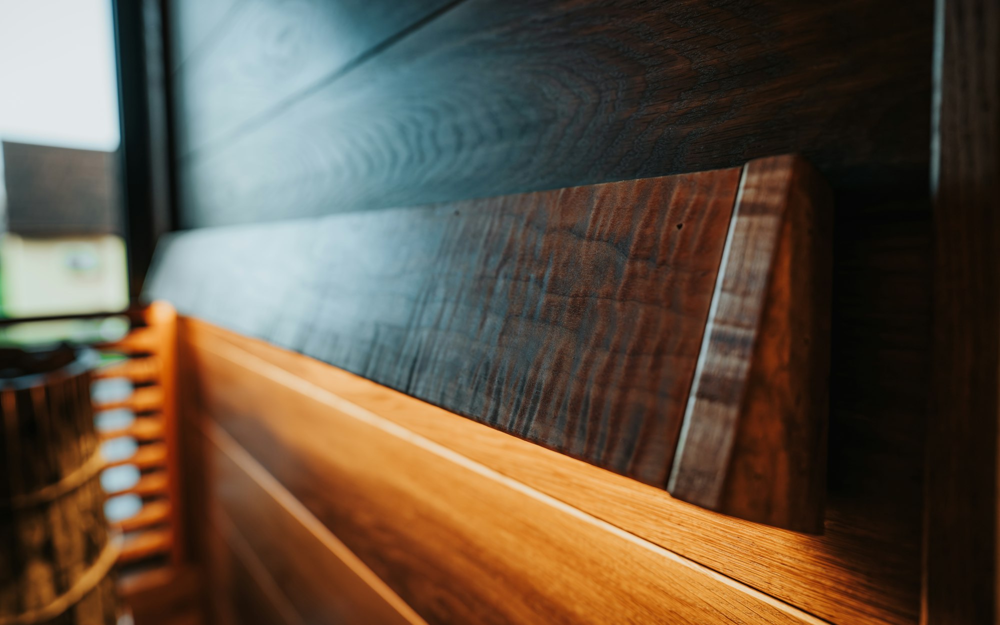 Detalle de una pieza de madera maciza con luz rasante