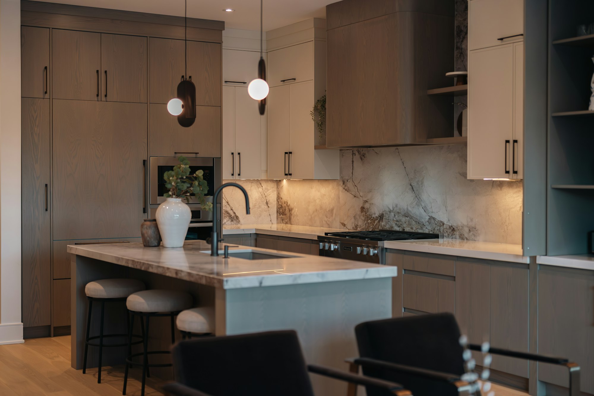Cocina con isla de piedra y frentes de madera