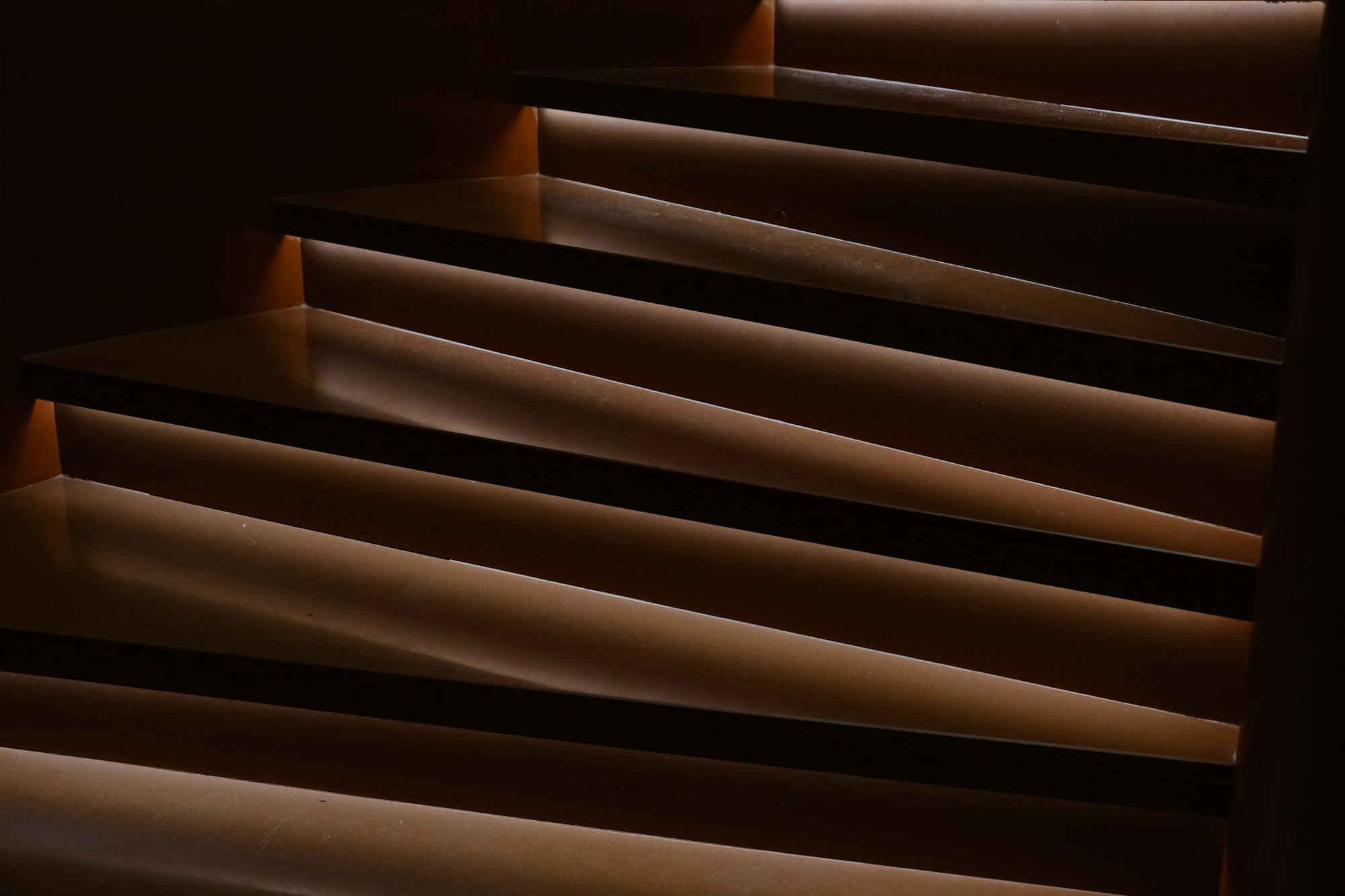 Peldaños de madera iluminados en una escalera