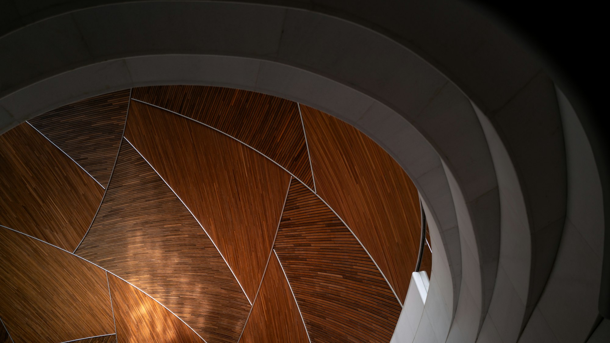 Escalera helicoidal revestida de chapa de madera