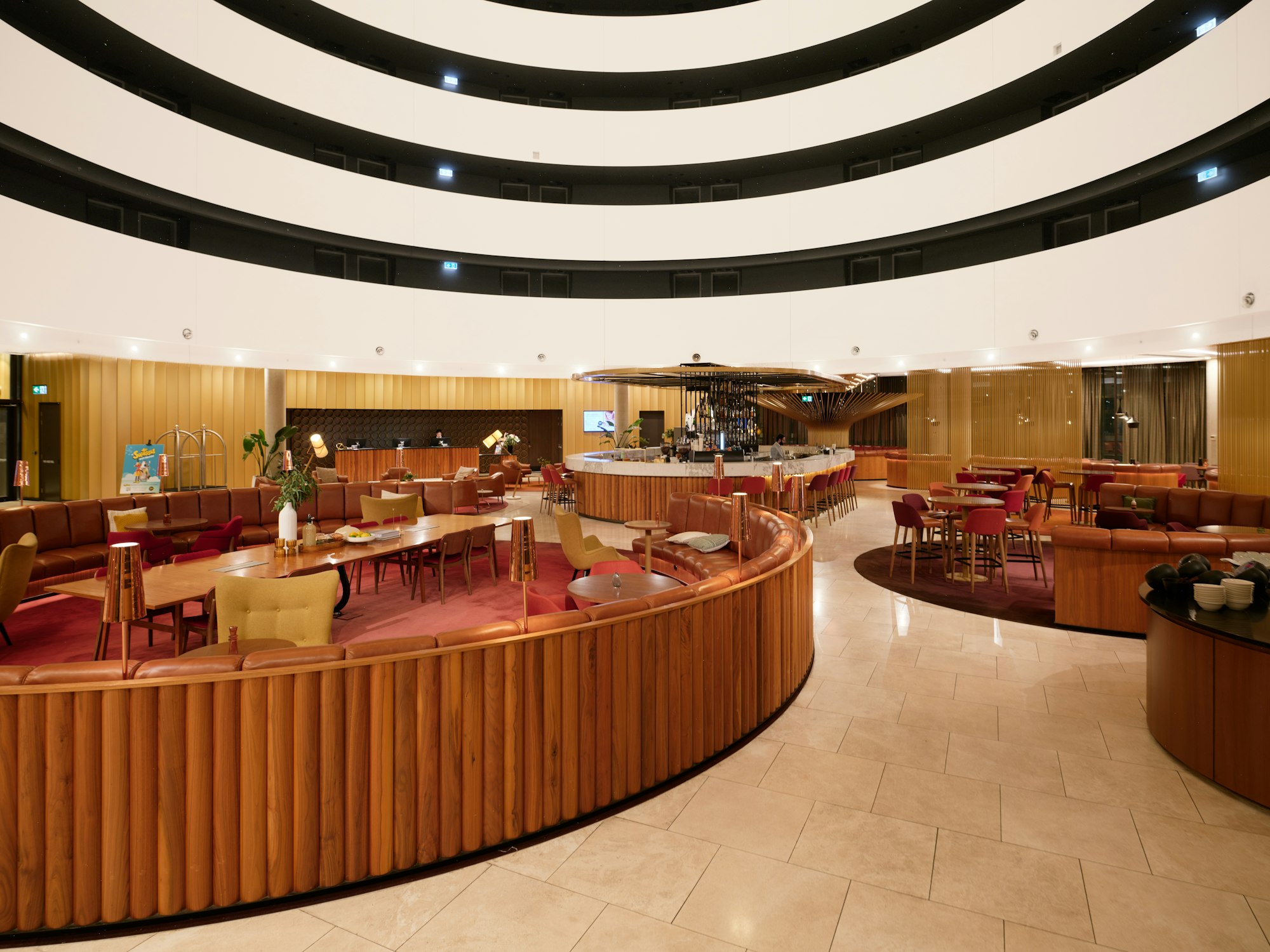 Bar circular con frente de listones de madera