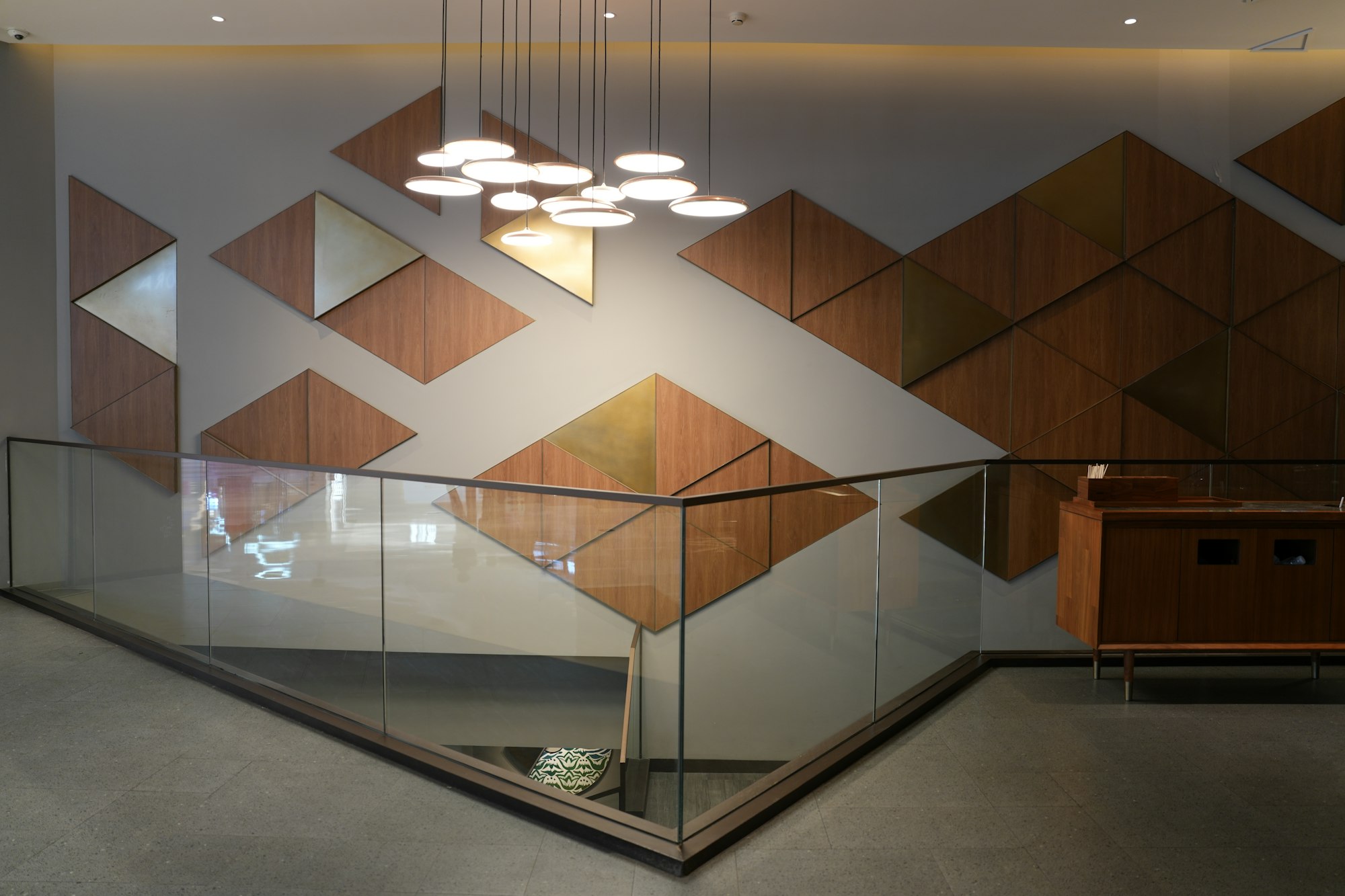 Escalera con panelado geométrico de madera