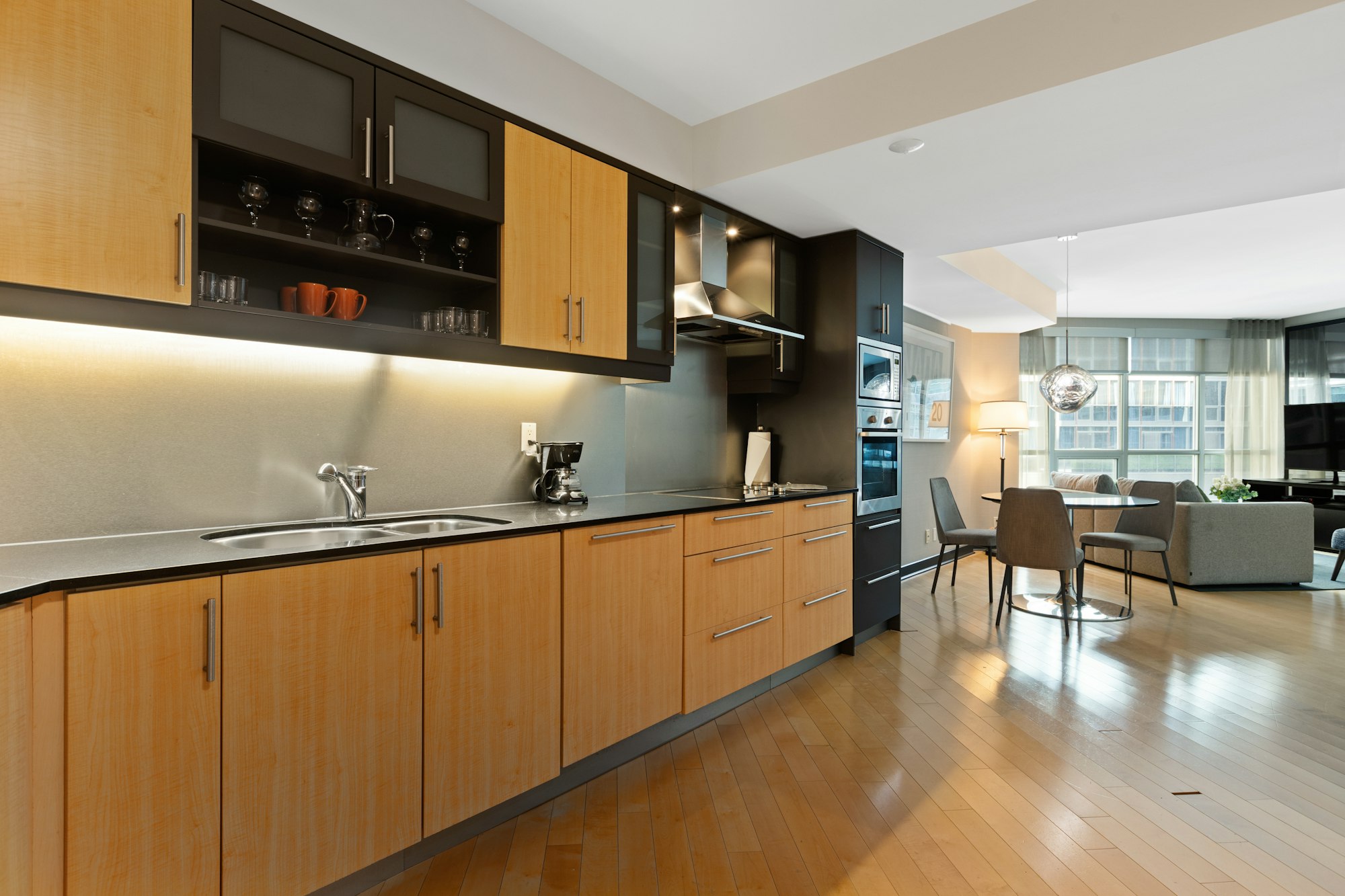 Cocina con muebles de madera